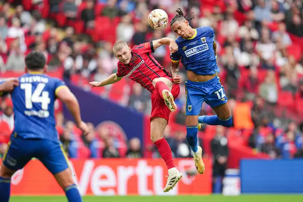AFC Wimbledon takımından Alistair Smith 26 Mayıs 2025 'te Wembley Stadyumu' nda Wimbledon 'a karşı AFC Wimbledon final maçını kazandı.
