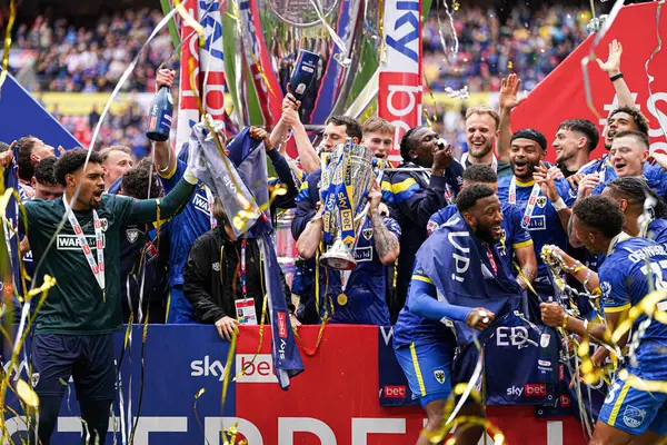 Wimbledon, 26 Mayıs 2025 'te Wembley Stadyumu' nda Wimbledon 'a karşı oynanan Gökyüzü İddia Ligi 2 Playoff final maçından sonra kutluyor.