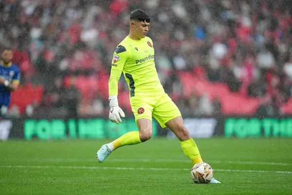 Walsall takımından Tommy Simkin 26 Mayıs 2025 'te Wembley Stadyumu' nda oynanan AFC Wimbledon-Walsall Playoff final maçında topun üzerinde.