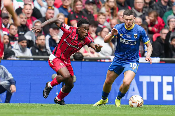 AFC Wimbledon 'dan Josh Kelly topu Walsall' dan Liam Gordon 'ın baskısı altında 26 Mayıs 2025' te Wembley Stadyumu 'nda oynanan Wimbledon-Walsall maçında 2.