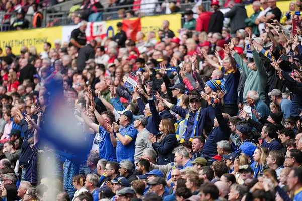 Wimbledon taraftarları 26 Mayıs 2025 'te Wembley Stadyumu' nda Wimbledon 'a karşı AFC Wimbledon final maçında Wimbledon ile karşılaşacak.