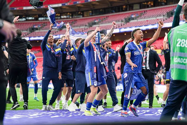 Wimbledon oyuncuları 26 Mayıs 2025 'te Londra' daki Wembley Stadyumu 'nda oynanan Wimbledon-Walsall maçında Sky Bet 2 play-off finalinden sonra terfiyi kutladılar.