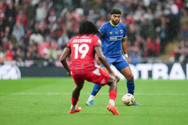 AFC Wimbledon takımından Ryan Johnson 26 Mayıs 2025 'te Wembley Stadyumu' nda oynanan AFC Wimbledon-Walsall final maçında sahada.