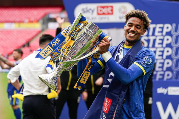 26 Mayıs 2025 'te Londra, Wembley Stadyumu' nda Wimbledon ve Walsall maçında oynanan Sky Bet 2 Playoff final maçı sırasındaki terfi sonrası kutlamalar