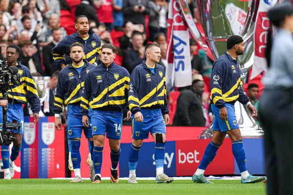 Wimbledon oyuncuları 26 Mayıs 2025 'te Wembley Stadyumu' nda Wimbledon 'a karşı oynanan Wimbledon Finali' nin önünde yürüyor.