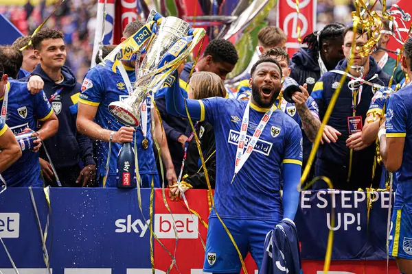AFC Wimbledon takımından Myles Hippolyte 26 Mayıs 2025 'te Wembley Stadyumu' nda oynanan Wimbledon-Walsall maçının finalini kutluyor.