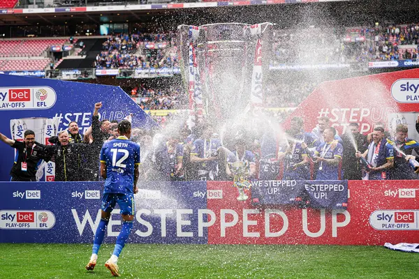 Wimbledon oyuncuları 26 Mayıs 2025 'te Wembley Stadyumu' nda Wimbledon 'a karşı oynanan Wimbledon finalinin galibiyetini kutluyorlar.