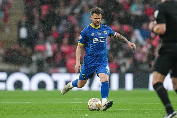AFC Wimbledon takımından Jake Reeves 26 Mayıs 2025 'te Wembley Stadyumu' nda oynanan AFC Wimbledon-Walsall playoff final maçında topu aldı.