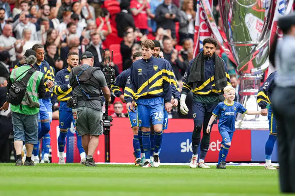 Wimbledon oyuncuları 26 Mayıs 2025 'te Wembley Stadyumu' nda Wimbledon 'a karşı oynanan Wimbledon Finali' nin önünde yürüyor.