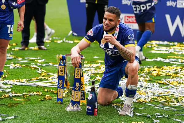 26 Mayıs 2025 'te Londra, Wembley Stadyumu' nda Wimbledon 'a karşı oynanan Gökyüzü İddia Ligi 2 Playoff final maçından sonraki kutlamalar.