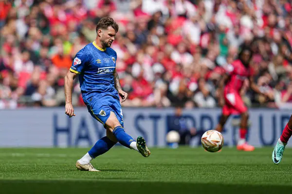 AFC Wimbledon takımından Jake Reeves 26 Mayıs 2025 'te Wembley Stadyumu' nda Wimbledon 'a karşı AFC Wimbledon final maçında