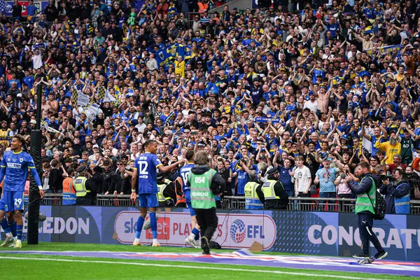Wimbledon taraftarları 26 Mayıs 2025 'te Wembley Stadyumu' nda oynanan Wimbledon-Walsall maçında 2. Lig final maçını kutluyorlar.