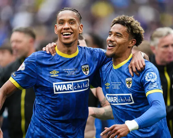 Wimbledon oyuncuları 26 Mayıs 2025 'te Wembley Stadyumu' nda Wimbledon 'a karşı AFC Wimbledon final maçı sonrasında lig 2 play off galibiyetini kutluyorlar.