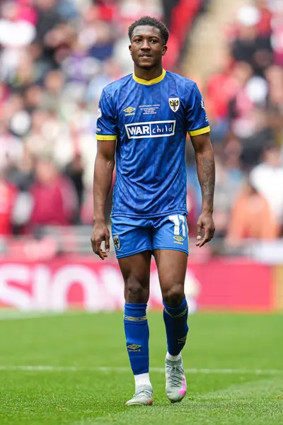 AFC Wimbledon takımından Josh Neufville 26 Mayıs 2025 'te Wembley Stadyumu' nda Wimbledon 'a karşı AFC Wimbledon final maçında