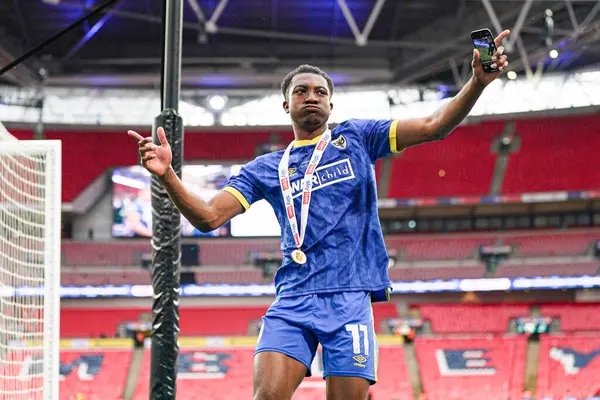 AFC Wimbledon takımından Josh Neufville 26 Mayıs 2025 'te Wembley Stadyumu' nda Wimbledon 'a karşı AFC Wimbledon finalinden sonra dans ediyor.