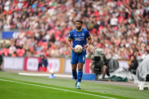 AFC Wimbledon takımından Ryan Johnson, 26 Mayıs 2025 'te Wembley Stadyumu' nda oynanan AFC Wimbledon - Walsall maçında finale çıktı.
