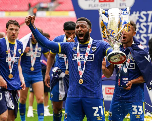 AFC Wimbledon takımından Myles Hippolyte, 26 Mayıs 2025 'te Wembley Stadyumu' nda oynanan ve Wimbledon 'a karşı oynanan 2.