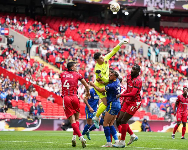 Walsall takımından Tommy Simkin 26 Mayıs 2025 'te Wembley Stadyumu' nda oynanan Wimbledon-Walsall maçında köşeden yumrukluyor.
