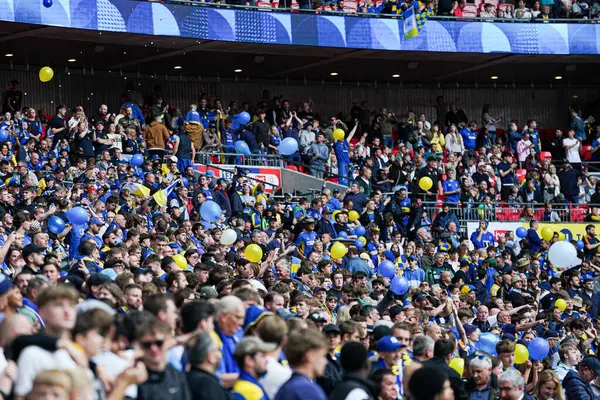 Wimbledon taraftarları, 26 Mayıs 2025 'te Wembley Stadyumu' nda Wimbledon 'a karşı oynanan Sky Bet 2 Playoff final maçı öncesinde
