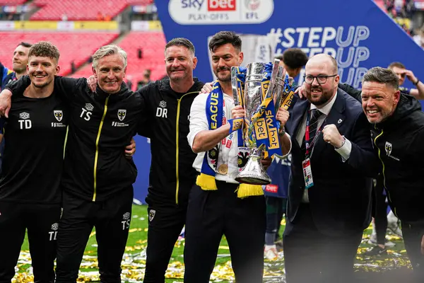 AFC Wimbledon teknik direktörü Johnnie Jackson ve ekibi 26 Mayıs 2025 'te Wembley Stadyumu' nda oynanan Wimbledon-Walsall maçında Sky Bet 2 Playoff finalinden sonra terfiyi kutladı.
