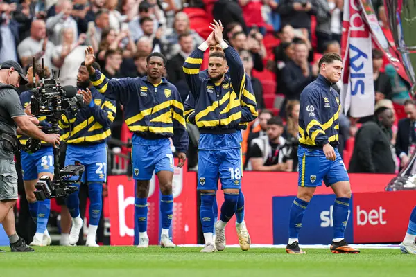 Wimbledon oyuncuları, 26 Mayıs 2025 'te Wembley Stadyumu' nda Wimbledon 'a karşı oynanan Sky Bet 2 Playoff final maçının önünde.