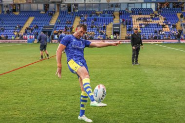 Warrington Wolves takımından Stefan Ratchford, 30 Mayıs 2025 'te İngiltere' nin Halliwell Jones Stadyumu 'nda oynanan 13. Betfred Süper Lig karşılaşmasında ısınma turunda Warrington Wolves Castleford Tigers' a karşı.