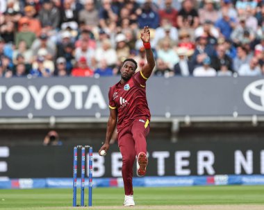 Batı Hint Adaları 'ndan Matthew Forde, 29 Mayıs 2025' te İngiltere 'nin Edgbaston, Birmingham, İngiltere' de Batı Hint Adaları 'na karşı 1. Metro Bankası' nda topu teslim etti.