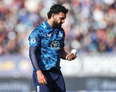 İngiltere 'den Saqib Mahmood, 29 Mayıs 2025' te İngiltere 'nin Edgbaston, Birmingham' da Batı Hint Adaları 'na karşı 1. Metro Bankası sırasında topu teftiş eder.