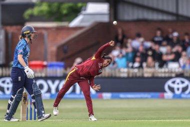 Batı Hint Adaları 'ndan Afy Fletcher, 30 Mayıs 2025' te Derbyshire County Kriket Kulübü 'nde İngiltere - Batı Hint Adaları' na karşı İngiltere Uluslararası Metro Bankası maçı sırasında topu teslim etti.