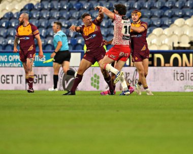 Huddersfield Giants takımından Tristan Powell, Leigh Leopards 'dan Robbie Mulhern' in 29 Mayıs 2025 'te John Smith' in Stadyumu 'nda oynanan 13. Huddersfield Giants - Leigh Leopards maçında karesini aldı.