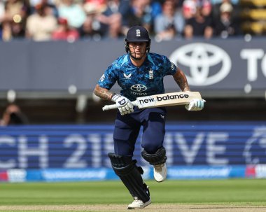 İngiltere 'den Brydon Carse, 29 Mayıs 2025' te İngiltere 'nin Edgbaston, Birmingham, İngiltere' de Batı Hint Adaları 'na karşı 1.