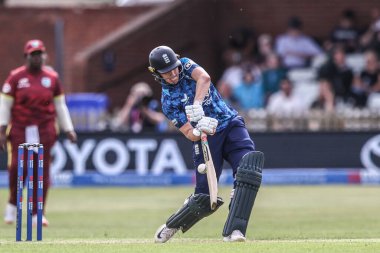 İngiltere 'den Nat Sciver-Brunt, 30 Mayıs 2025' te Derbyshire İlçesi Kriket Kulübü 'nde İngiltere - Batı Hint Adaları Kadınlarına karşı oynanan Uluslararası Metro Bank 1.