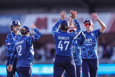 İngiltere 'den Sophia Dunkley, 30 Mayıs 2025' te Derbyshire County Kriket Kulübü 'nde oynanan Uluslararası Metro Bankası Bir Gün Uluslararası İngiltere Kadınlar ve Batı Hint Adaları karşılaşmasında Jahzara Claxton' ın yakalanmasını kutluyor.