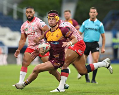 Huddersfield Giants 'dan George Flanagan, Leigh Leopards' dan Joe Ofahengaue 'ye, John Smith' in 29 Mayıs 2025 'teki Stadyumu' nda oynanan 13. Huddersfield Giants - Leigh Leopards maçında sırtını döndü.