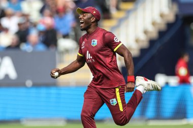 Batı Hint Adaları 'ndan Jayden Seales, İngiltere' nin Jos Buttler 'ının 29 Mayıs 2025' te Edgbaston, Birmingham 'da Batı Hint Adaları' na karşı 1. Metro Bank ODI İngiltere 'sinde yakalanmasını kutluyor.