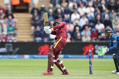 Batı Hint Adaları 'ndan Alzarri Joseph İngiltere' nin Saqib Mahmood 'u tarafından 1 Haziran 2025' te Sofya Bahçeleri Kriket Sahası, Cardiff, İngiltere 'de 2.