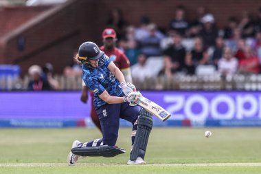 İngiltere 'den Nat Sciver-Brunt, 30 Mayıs 2025' te Derbyshire İlçesi Kriket Kulübü 'nde İngiltere - Batı Hint Adaları Kadınlarına karşı oynanan Uluslararası Metro Bank 1.