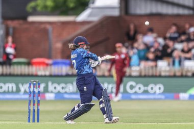 İngiltere 'den Tammy Beaumont, 30 Mayıs 2025' te Derbyshire İlçe Kriket Kulübü 'nde İngiltere Bayanlar Batı Hint Adaları' na karşı oynanan Uluslararası Metro Bank 1.