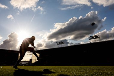 Warrington Wolves takımından Marc Sneyd, 30 Mayıs 2025 'te İngiltere' nin Halliwell Jones Stadyumu 'nda oynanan 13. Betfred Süper Lig karşılaşmasında ısınma turunda Warrington Wolves Castleford Tigers' a karşı.