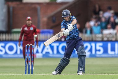 İngiltere 'den Amy Jones, 30 Mayıs 2025' te Derbyshire İlçesi Kriket Kulübü 'nde oynanan ve İngiltere' nin Batı Hint Adaları 'na karşı oynadığı 1.