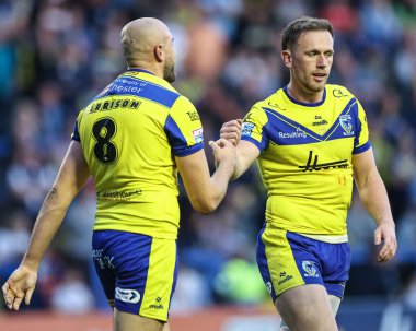 Warrington Wolves 'tan James Harrison, Warrington Wolves' tan Ben Currie ile 30 Mayıs 2025 'te Halliwell Jones Stadyumu' nda oynanan 13.