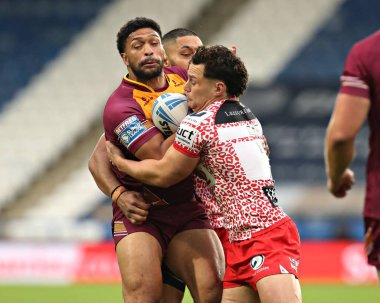 Leoparlardan Lachlan Lam, Huddersfield Giants 'tan Taane Milne' i, Betfred Süper Lig 13. Raundda Huddersfield Giants 'a karşı Leigh Leopards maçından önce, 29 Mayıs 2025' te Huddersfield, Birleşik Krallık 'taki John Smith Stadyumu' nda yendi.