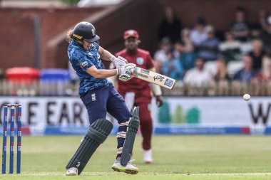 İngiltere 'den Nat Sciver-Brunt, 30 Mayıs 2025' te Derbyshire İlçesi Kriket Kulübü 'nde İngiltere - Batı Hint Adaları Kadınlarına karşı oynanan Uluslararası Metro Bank 1.