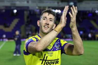Warrington Wolves takımından Stefan Ratchford, 30 Mayıs 2025 'te İngiltere' nin Warrington kentinde oynanan 13. Betfred Süper Lig karşılaşmasında taraftarları alkışlıyor.