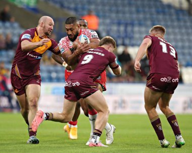 Huddersfield Giants 'tan Zac Woolford ve Huddersfield Giants' tan George King Leopards 'dan Isaac Liu, Birleşik Krallık' ın Huddersfield Stadyumu 'nda oynanan 13.