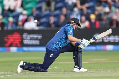 İngiltere 'nin Joe Root' u sırtüstü bir sınır için geriye doğru süpürüyor, 2. Metro Bank ODI İngiltere - Batı Hint Adaları arasında Sophia Gardens Cricket Ground, Cardiff, İngiltere, 1 Haziran 2025