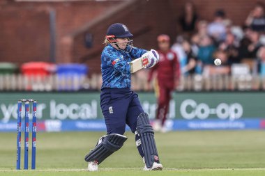 İngiltere 'den Tammy Beaumont, 30 Mayıs 2025' te Derbyshire İlçe Kriket Kulübü 'nde İngiltere Bayanlar Batı Hint Adaları' na karşı oynanan Uluslararası Metro Bank 1.
