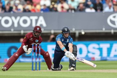 İngiltere 'den Jacob Bethell, 29 Mayıs 2025' te Edgbaston, Birmingham, Birleşik Krallık 'ta 1. Metro Bank ODI İngiltere' ye karşı Batı Hint Adaları 'nda iki koşu yapmak için dizlerinin üstüne çöktü.