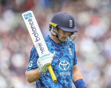 İngiltere 'den kederli bir Joe Root, Hope' un 29 Mayıs 2025 'te Edgbaston, Birmingham, İngiltere' de Batı Hint Adaları 'na karşı 1. Metro Bank ODI İngiltere' sinde yakaladığı top sahasından ayrıldı.