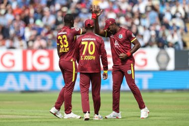 Batı Hint Adaları 'ndan Jayden Seales, İngiltere' nin Jos Buttler 'ının 29 Mayıs 2025' te Edgbaston, Birmingham 'da Batı Hint Adaları' na karşı 1. Metro Bank ODI İngiltere 'sinde yakalanmasını kutluyor.